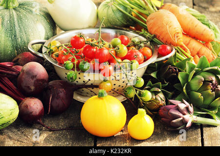 Crudo fresco ingredienti vegetali per una sana cucina insalata o facendo sul tavolo rustico , copia spazio. dieta o cibo vegetariano concept Foto Stock