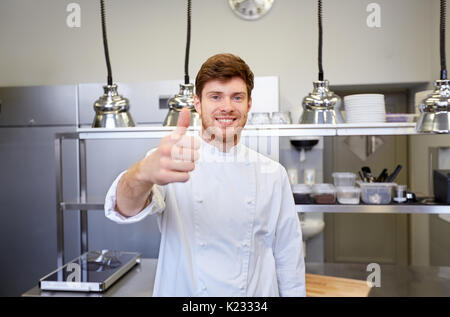 Felice chef al ristorante cucina mostra pollice in alto Foto Stock