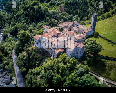 Vista aerea del borgo medievale di Cornello dei Tasso in provincia di Bergamo in Italia del nord Europa Foto Stock