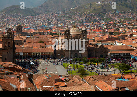 La Iglesia de La Compania, persone in Plaza de Armas e tetti di terracotta, Cusco, Perù, Sud America Foto Stock