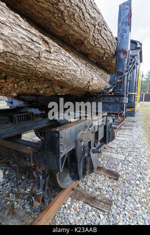 Carrello Log sul display a Loon Mountain a Lincoln, New Hampshire, Stati Uniti d'America. Carrelli di registro sono stati utilizzati per trasportare i resoconti sul ramo orientale & Lincoln Ferrovia di registrazione Foto Stock