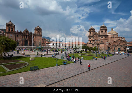 La cattedrale e la Iglesia de La Compania, Plaza de Armas, Cusco, Perù, Sud America Foto Stock