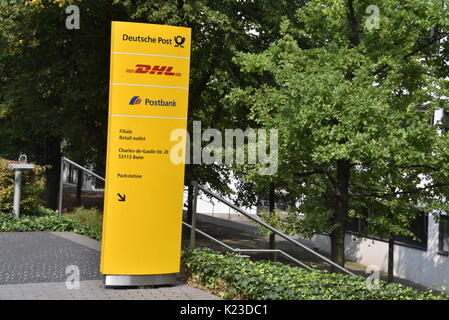 Bonn, Germania. Il 27 agosto, 2017. Il logos di Deutsche Post DHL e Postbank, fotografato a Bonn, Germania, 27 agosto 2017. - Nessun filo SERVICE - foto: Horst Galuschka/dpa/Alamy Live News Foto Stock