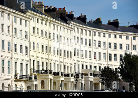 Brighton, Regno Unito. 28 Agosto, 2017. Un bel sole caldo mattino a Brighton e Hove lungomare oggi come le temperature sono attesi per raggiungere alto come 30 gradi in alcune parti del sud-est che è un record per la fine di agosto Banca Credito Vacanze: Simon Dack/Alamy Live News Foto Stock