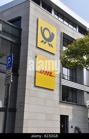 Bonn, Germania. Il 27 agosto, 2017. Vista della Deutsche Post DHL il logo presso un edificio a Bonn, Germania, 27 agosto 2017. Foto: Horst Galuschka/dpa/Alamy Live News Foto Stock