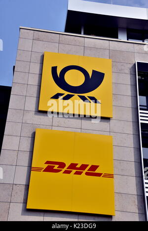 Bonn, Germania. Il 27 agosto, 2017. Vista della Deutsche Post DHL il logo presso un edificio a Bonn, Germania, 27 agosto 2017. Foto: Horst Galuschka/dpa/Alamy Live News Foto Stock