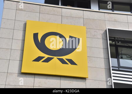 Bonn, Germania. Il 27 agosto, 2017. Vista della Deutsche Post DHL il logo presso un edificio a Bonn, Germania, 27 agosto 2017. Foto: Horst Galuschka/dpa/Alamy Live News Foto Stock