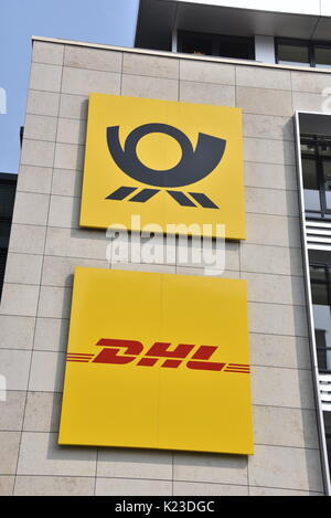 Bonn, Germania. Il 27 agosto, 2017. Vista della Deutsche Post DHL il logo presso un edificio a Bonn, Germania, 27 agosto 2017. Foto: Horst Galuschka/dpa/Alamy Live News Foto Stock