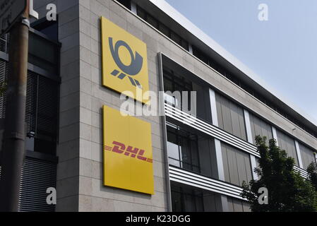 Bonn, Germania. Il 27 agosto, 2017. Vista della Deutsche Post DHL il logo presso un edificio a Bonn, Germania, 27 agosto 2017. Foto: Horst Galuschka/dpa/Alamy Live News Foto Stock