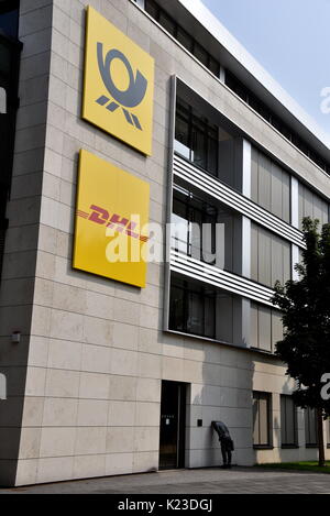 Bonn, Germania. Il 27 agosto, 2017. Vista della Deutsche Post DHL il logo presso un edificio a Bonn, Germania, 27 agosto 2017. Foto: Horst Galuschka/dpa/Alamy Live News Foto Stock