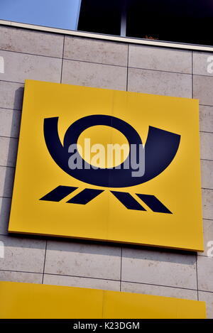 Bonn, Germania. Il 27 agosto, 2017. Vista della Deutsche Post DHL il logo presso un edificio a Bonn, Germania, 27 agosto 2017. Foto: Horst Galuschka/dpa/Alamy Live News Foto Stock