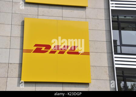 Bonn, Germania. Il 27 agosto, 2017. Vista della Deutsche Post DHL il logo presso un edificio a Bonn, Germania, 27 agosto 2017. Foto: Horst Galuschka/dpa/Alamy Live News Foto Stock