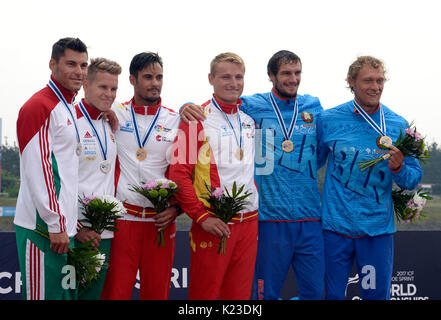 Racice, Repubblica Ceca. 26 Ago, 2017. I vincitori degli uomini K2 500 m, L-R SANDOR TOTKA e BENCE NADAS (Ungheria, secondo posto), Rodrigo GERMADE e MARCUS COOPER WALZ (Spagna, in primo luogo) e vitali e BIALKO PIATRUSHENKA RAMAN (Bielorussia, terzo posto), pone con medaglie durante il 2017 ICF Canoe Sprint Campionati del Mondo di Racice, nella Repubblica ceca il 26 agosto 2017. Credito: Katerina Sulova/CTK foto/Alamy Live News Foto Stock