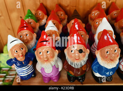 Graefenroda, Germania. 25 Ago, 2017. Giardino gnomi, fotografato presso il garden gnome manufactory in Graefenroda, Germania, 25 agosto 2017. Più di 500 diverse figure tra quattro e 60 centimetri sono fabbricati qui. Dal 1874, la famiglia Griebel ha iniziato la produzione del Burnt argilla figure ed è ora la sola società in Germania. La maggior parte dei clienti al di fuori della Germania sono da Francia, Austria, Italia, Paesi Bassi e Svizzera. Foto: Jens Kalaene/dpa-Zentralbild/dpa/Alamy Live News Foto Stock