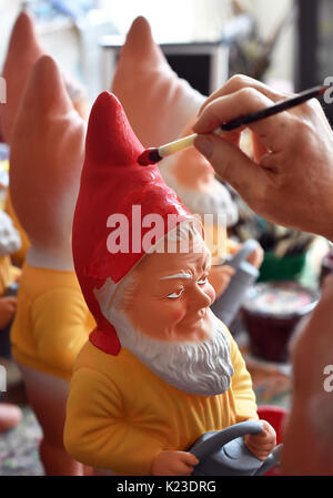 Graefenroda, Germania. 25 Ago, 2017. Giardino gnomi, fotografato presso il garden gnome manufactory in Graefenroda, Germania, 25 agosto 2017. Più di 500 diverse figure tra quattro e 60 centimetri sono fabbricati qui. Dal 1874, la famiglia Griebel ha iniziato la produzione del Burnt argilla figure ed è ora la sola società in Germania. La maggior parte dei clienti al di fuori della Germania sono da Francia, Austria, Italia, Paesi Bassi e Svizzera. Foto: Jens Kalaene/dpa-Zentralbild/dpa/Alamy Live News Foto Stock