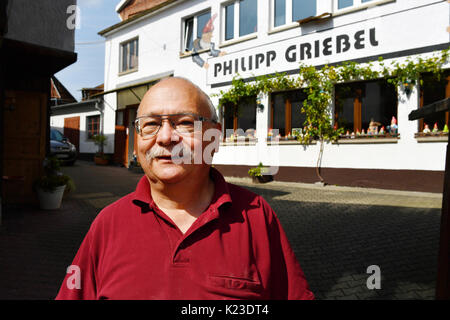 Graefenroda, Germania. 25 Ago, 2017. CEO Reinhard Griebel sorge di fronte al suo gnomo da giardino manufactory in Graefenroda, Germania, 25 agosto 2017. Più di 500 diverse figure tra quattro e 60 centimetri sono fabbricati qui. Dal 1874, la famiglia Griebel ha iniziato la produzione del Burnt argilla figure ed è ora la sola società in Germania. La maggior parte dei clienti al di fuori della Germania sono da Francia, Austria, Italia, Paesi Bassi e Svizzera. Foto: Jens Kalaene/dpa-Zentralbild/dpa/Alamy Live News Foto Stock