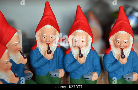 Graefenroda, Germania. 25 Ago, 2017. Giardino gnomi, fotografato presso il garden gnome manufactory in Graefenroda, Germania, 25 agosto 2017. Più di 500 diverse figure tra quattro e 60 centimetri sono fabbricati qui. Dal 1874, la famiglia Griebel ha iniziato la produzione del Burnt argilla figure ed è ora la sola società in Germania. La maggior parte dei clienti al di fuori della Germania sono da Francia, Austria, Italia, Paesi Bassi e Svizzera. Foto: Jens Kalaene/dpa-Zentralbild/dpa/Alamy Live News Foto Stock