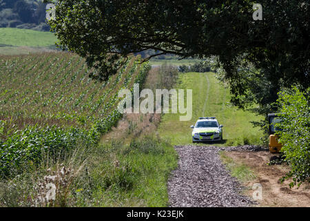 Serbatoio Blithfield, Staffordshire, Regno Unito. 28 Agosto, 2017. Auto della Polizia, Guardia dei postumi di un velivolo leggero crash aereo nel piccolo villaggio di Abbots Bromley. Un aeromobile con una persona a bordo si è schiantato in un campo di mais e il causalty era aria-sollevato al Royal Stoke in ospedale per il trattamento. Serbatoio Blithfield, Abbots Bromley, Staffordshire, Regno Unito. Il 28 agosto 2017. Credito: Richard Holmes/Alamy Live News Foto Stock