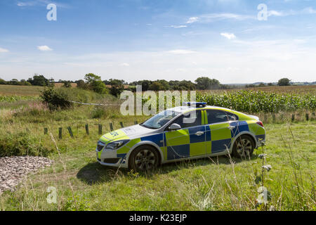 Serbatoio Blithfield, Staffordshire, Regno Unito. 28 Agosto, 2017. Auto della Polizia, Guardia dei postumi di un velivolo leggero crash aereo nel piccolo villaggio di Abbots Bromley. Un aeromobile con una persona a bordo si è schiantato in un campo di mais e il causalty era aria-sollevato al Royal Stoke in ospedale per il trattamento. Serbatoio Blithfield, Abbots Bromley, Staffordshire, Regno Unito. Il 28 agosto 2017. Credito: Richard Holmes/Alamy Live News Foto Stock