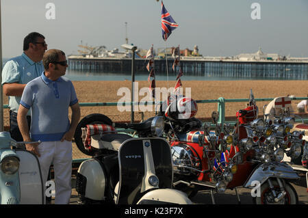 Brighton, Regno Unito. Il 27 agosto, 2017. Agosto Weekend 2017. Mods frequentare raduno annuale presso il 'Mods Weekender' a Brighton Seafront durante il mese di agosto durante un weekend di ferie, Brighton, Regno Unito. 26 Ago, 2017.Credit: Haydn Denman/Alamy Live News Foto Stock
