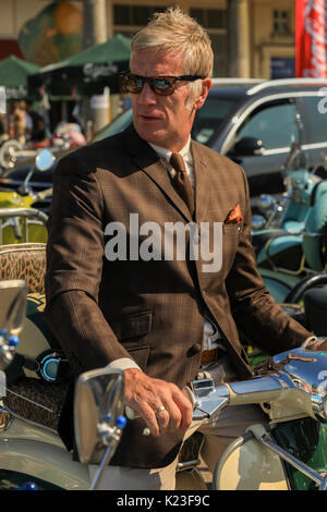 Brighton, Regno Unito. Il 27 agosto, 2017. Agosto Weekend 2017. Mods frequentare raduno annuale presso il 'Mods Weekender' a Brighton Seafront durante il mese di agosto durante un weekend di ferie, Brighton, Regno Unito. 26 Ago, 2017.Credit: Haydn Denman/Alamy Live News Foto Stock