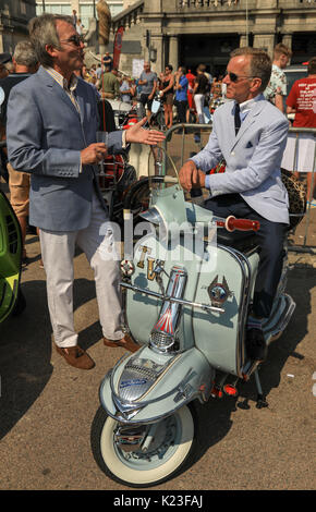 Brighton, Regno Unito. Il 27 agosto, 2017. Agosto Weekend 2017. Mods frequentare raduno annuale presso il 'Mods Weekender' a Brighton Seafront durante il mese di agosto durante un weekend di ferie, Brighton, Regno Unito. 26 Ago, 2017.Credit: Haydn Denman/Alamy Live News Foto Stock