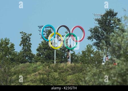 Londra, Regno Unito. 28 Agosto, 2017. I visitatori del Parco Olimpico salendo su per gli anelli olimpici. :Credito: Claire Doherty Alamy/Live News Foto Stock