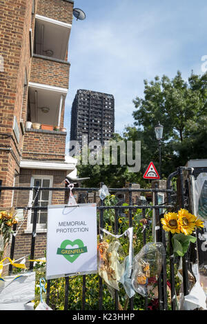 Londra, Regno Unito. 28 Agosto, 2017. Grenfell Tower con memoriali e omaggi. Credito: Guy Corbishley/Alamy Live News Foto Stock