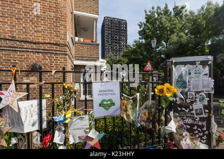 Londra, Regno Unito. 28 Agosto, 2017. Grenfell Tower con memoriali e omaggi. Credito: Guy Corbishley/Alamy Live News Foto Stock