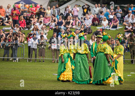 Leeds, Regno Unito. 28 Agosto, 2017. Danzatori vestiti in costumi colorati al cinquantesimo Leeds West Indian carnevale di Agosto 28, 2017 a Leeds, Regno Unito. Credito: Kasia Soszka/Alamy Live News. Foto Stock