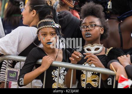 Leeds, Regno Unito. 28 Agosto, 2017. Danzatori vestiti in costumi colorati al cinquantesimo Leeds West Indian carnevale di Agosto 28, 2017 a Leeds, Regno Unito. Credito: Katarzyna Soszka/Alamy Live News Foto Stock