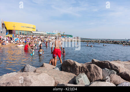 Southen-on-Sea, Essex, Regno Unito. 28 Agosto, 2017. Per coloro che godono di una nuotata in mare. Dopo aver seguito le temperature medie in agosto, lunedì festivo si è rivelato essere il giorno più caldo del mese. Credito: Timothy Budd/Alamy Live News Foto Stock