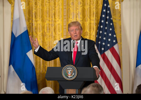 Washington, Stati Uniti d'America. 28 Agosto, 2017. Premere il tasto Conferenza con presidente Trump e Presidente Sauli Niinisto di Finlandia prende posto nella Sala Est della Casa Bianca. Patsy Lynch/Alamy Live News Foto Stock