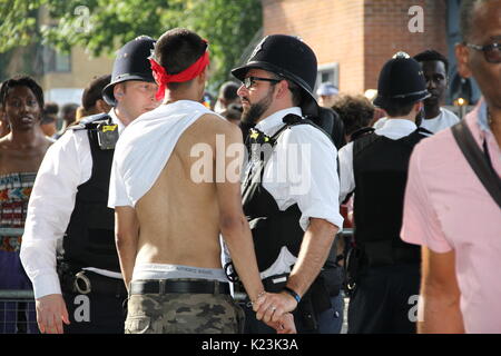 Londra, Regno Unito. 28 agosto 2017. La polizia arresti e sospetti di ricerca nel carnevale di Notting Hill 28/08/2017. I sospetti in mano i bracciali. Credito: Daniel Samray/Alamy Live News Foto Stock