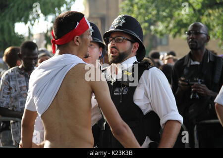 Londra, Regno Unito. 28 agosto 2017. La polizia arresti e sospetti di ricerca nel carnevale di Notting Hill 28/08/2017. I sospetti in mano i bracciali. Credito: Daniel Samray/Alamy Live News Foto Stock