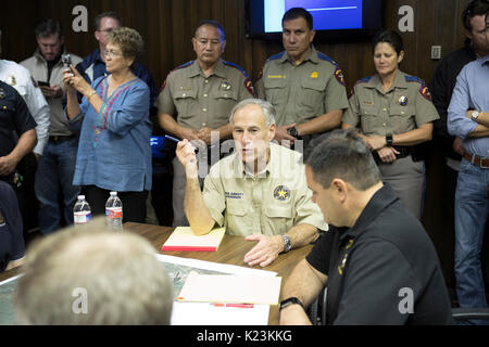 Il Corpus Christi, Stati Uniti d'America. 28 Agosto, 2017. Il Corpus Christi, Texas Agosto 28, 2017: Gov. Greg Abbott conduce a una riunione di funzionari statali per coordinare la risposta di uragano Harvey lungo la costa del Texas. Credito: Bob Daemmrich/Alamy Live News Foto Stock