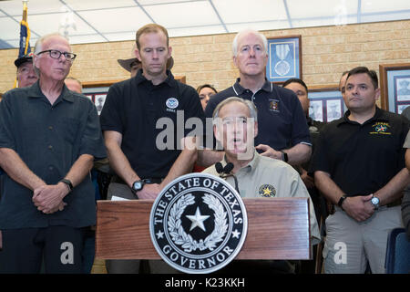 Il Corpus Christi, Stati Uniti d'America. 28 Agosto, 2017. Il Corpus Christi, Texas Agosto 28, 2017: Gov. Greg Abbott conduce a una riunione di funzionari statali per coordinare la risposta di uragano Harvey lungo la costa del Texas. Credito: Bob Daemmrich/Alamy Live News Foto Stock