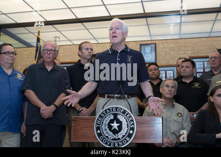 Il Corpus Christi, Stati Uniti d'America. 28 Agosto, 2017. Il Corpus Christi, Texas Agosto 28, 2017: Sen. John Cornyn del Texas parla ai media come Gov. Greg Abbott conduce a una riunione di funzionari statali per coordinare la risposta di uragano Harvey lungo la costa del Texas. Credito: Bob Daemmrich/Alamy Live News Foto Stock