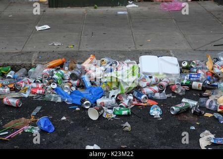 Londra, Regno Unito. Il 29 agosto, 2017. Martedì mattina nel Nord di Kensington e la fase finale di pulizia dopo il carnevale è in corso. Si stima che oltre 2 milioni di frequentatori di partito ha partecipato a questo anni carnevale, lasciando dietro di 300 tonnellate di rifiuti. Credito: claire doherty/Alamy Live News Foto Stock