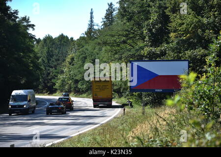 https://l450v.alamy.com/450vit/k23n35/affissioni-proprietari-hanno-coperto-di-spazi-pubblicitari-sulle-autostrade-ceca-con-la-bandiera-ceca-essi-vogliono-attirare-l-attenzione-sul-regolamento-giuridico-che-vieta-il-posizionamento-di-mezzi-pubblicitari-fino-a-una-distanza-di-250-metri-dalla-strada-lo-trovano-assurdo-i-cartelloni-devono-scomparire-dall-inizio-di-settembre-secondo-l-uamk-central-automobile-club-ci-sono-875-cartelloni-su-autostrade-ceca-che-i-proprietari-dovranno-rimuovere-da-venerdi-31-agosto-sulla-foto-si-vede-il-cartellone-con-la-bandiera-ceca-nei-pressi-di-kamenny-ujezd-nella-repubblica-ceca-il-29-agosto-2017-ctk-foto-vaclav-k23n35.jpg