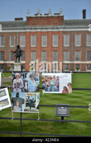 Il Palazzo di Kensington, London, Regno Unito. Il 29 agosto 2017. Omaggi sono previste al di fuori Kensington Palace per il ventesimo anniversario della morte della Principessa Diana Credito: Matteo Chattle/Alamy Live News Foto Stock