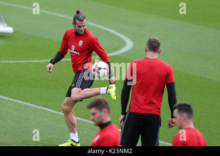 Cardiff, Regno Unito. Il 29 agosto, 2017. Gareth Bale del Galles al Wales football team di formazione presso il Vale Resort a Hensol, vicino a Cardiff, nel Galles del Sud martedì 29 agosto 2017. Il team si sta preparando per la Coppa del Mondo FIFA qualifier home in Austria questo fine settimana. pic tramite carta di credito: Andrew Orchard/Alamy Live News Foto Stock