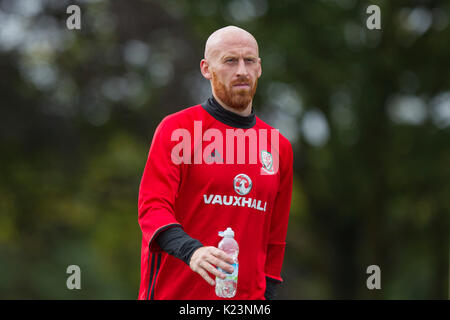 Hensol, Wales, Regno Unito, 29 agosto 2017. James Collins arriva per il Galles squadra nazionale di allenamento in vista della Coppa del Mondo 2018 di qualificazione contro l' Austria e la Moldova. Credito: Mark Hawkins/Alamy Live News Foto Stock