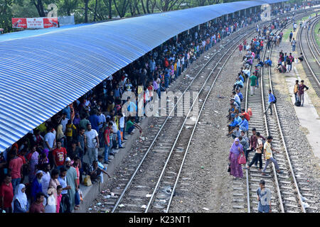 Dacca in Bangladesh. Il 29 agosto, 2017. Segregati in casa del Bangladesh persone attendere per il treno come loro capo alle loro città di appartenenza in anticipo della vacanza musulmana di Eid al-Adha, a Dhaka, nel Bangladesh. Credito: SK Hasan Ali/Alamy Live News Foto Stock