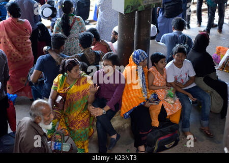 Dacca in Bangladesh. Il 29 agosto, 2017. Segregati in casa del Bangladesh persone attendere per il treno come loro capo alle loro città di appartenenza in anticipo della vacanza musulmana di Eid al-Adha, a Dhaka, nel Bangladesh. Credito: SK Hasan Ali/Alamy Live News Foto Stock