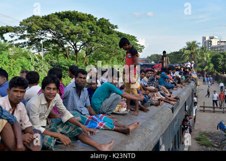 Dacca in Bangladesh. Il 29 agosto, 2017. Segregati in casa del Bangladesh persone sedersi sulla parte superiore dei treni come loro capo alle loro città di appartenenza in anticipo della vacanza musulmana di Eid al-Adha, a Dhaka, nel Bangladesh. Credito: SK Hasan Ali/Alamy Live News Foto Stock