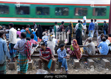 Dacca in Bangladesh. Il 29 agosto, 2017. Segregati in casa del Bangladesh persone attendere per il treno come loro capo alle loro città di appartenenza in anticipo della vacanza musulmana di Eid al-Adha, a Dhaka, nel Bangladesh. Credito: SK Hasan Ali/Alamy Live News Foto Stock