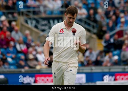 Leeds, Regno Unito. Il 29 agosto, 2017. Chris Woakes bowling per Inghilterra contro la West Indies l'ultimo giorno della seconda prova Investec corrispondono a Headingley Cricket Ground. Credito: Colin Edwards/Alamy Live News Foto Stock