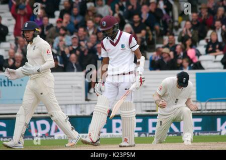 Leeds, Regno Unito. Il 29 agosto, 2017. Inghilterra fielder Ben Stokes su un ginocchio dopo la cattura del West Indian battitore Brathwaite Kraigg l'ultimo giorno della seconda prova Investec corrispondono a Headingley Cricket Ground. Credito: Colin Edwards/Alamy Live News Foto Stock