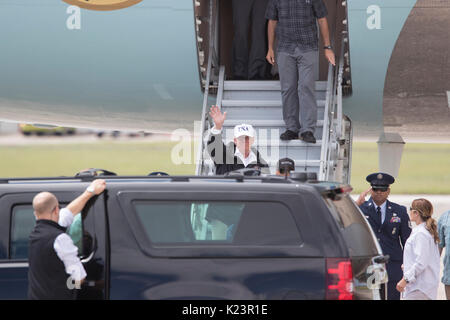 Corpus Christi, Texas, Stati Uniti. 29 Agosto 2017. Il presidente degli Stati Uniti Donald Trump arriva con First Lady Melania Trump a Corpus Christi per incontrare i funzionari del Texas per un briefing sulla bonifica dell'uragano Harvey lungo la costa texana gravemente danneggiata. Credit: Bob Daemmrich/Alamy Live News Foto Stock